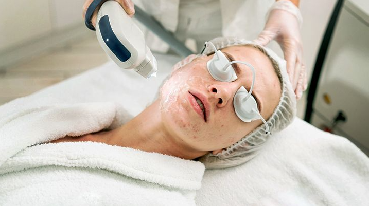 How to Make Pimples Less Red and Less Noticeable